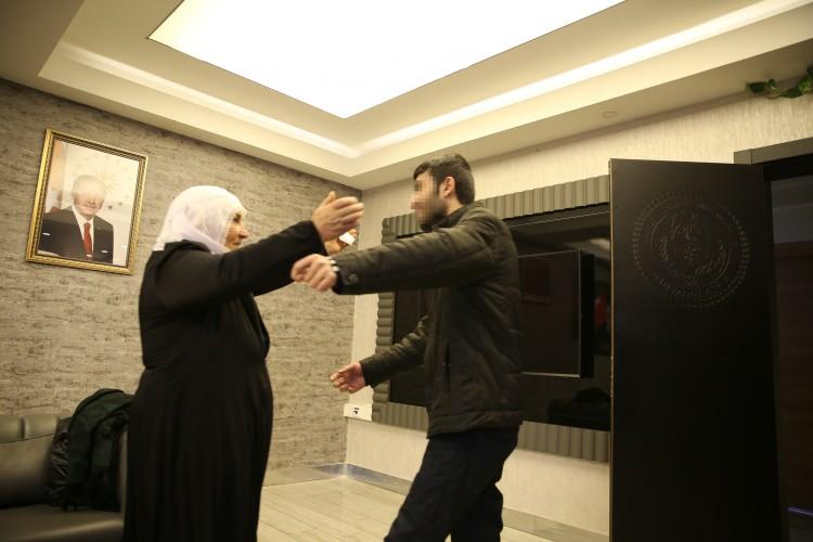 <p><strong>4 yıllık hasretin ardından oğullarına sarıldılar</strong></p>
<p>Bingöl'den gelerek 13 Ocak 2020'de oturma eylemine katılan Metin Açan'ın 4 yıl önce kandırılarak dağa götürülen oğlu H. Açan, Şırnak'ın Silopi ilçesindeki Habur Sınır Kapısı'nda güvenlik güçlerine teslim oldu. Baba Metin ve anne Necla Açan, oğluyla 4 Şubat 2020'de bir araya geldi. </p>