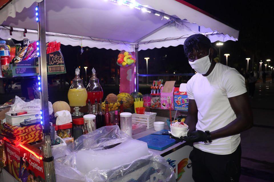 <p>Mersin'de amatör bir futbol takımında oynayan Gambiyalı futbolcu, kulüpten kazandığı parayı az bulunca takımdan ayrılarak tezgahta yöresel tatlı "bici bici" satmaya başladı.</p>
