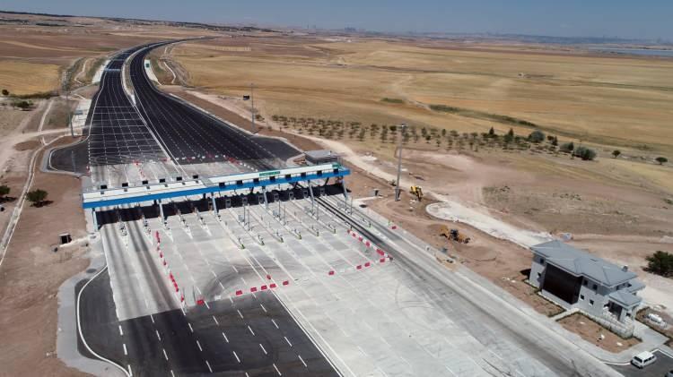 <p>Akbaş, proje kapsamında 3 bin 566 metre uzunluğunda 5 viyadük, 2 bin 368 metre uzunluğunda 49 köprü, 4 bin 506 metrelik 75 üst geçit, yaklaşık 131 milyon metreküp kazı ve 76 milyon metreküp dolgu yapıldığını, 22 milyon ton asfalt döküldüğünü kaydetti.</p>