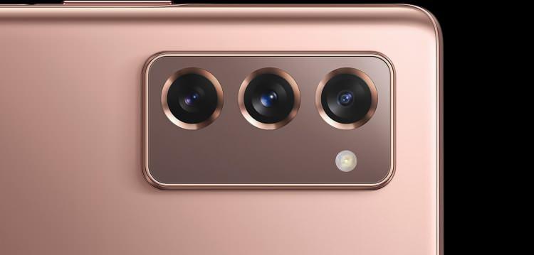 <p>64 MP ana kamerası bulunan üründe ayrıca 16 MP ultra geniş açı ve 12 MP telefoto kamera yer alıyor. 3x hibrit zum yapabilen telefon, 30x dijital zum da yapabiliyor. Galaxy Z Fold 2'nin ön yüzünde ise iki adet 10 Megapiksel f/2.2 selfie kamerasıyla beraber geliyor.</p>
