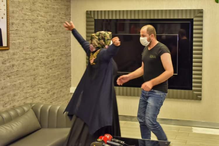 <p><strong>11 yıldan sonra oğluna sarıldı</strong></p>

<p>Hakkari'nin Yüksekova ilçesinden gelerek oturma eylemine katılan anne Sever Fidan'ın 11 yıllık evlat hasreti, 16 Temmuz 2020'de Diyarbakır İl Emniyet Müdürlüğünde sona erdi.</p>
