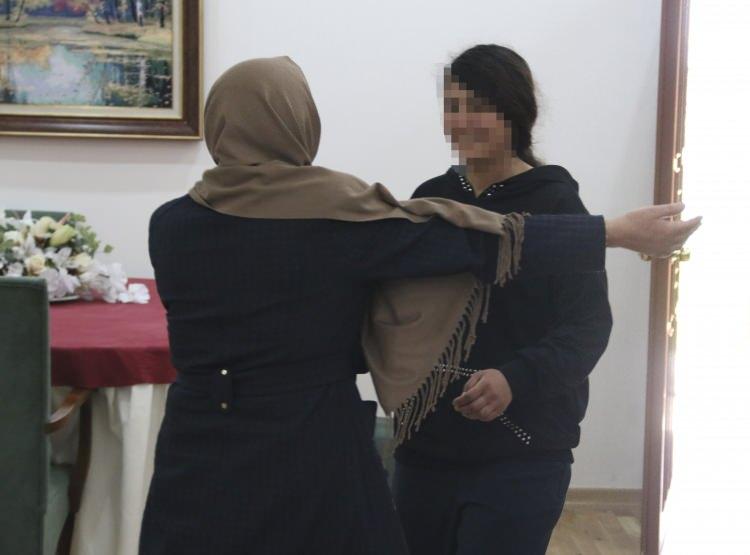 <p>Şırnak ve Şanlıurfa Jandarma Komutanlıklarının ikna çalışması sonucu 9 Mart'ta güvenlik güçlerine teslim olan Tekoşin Açar (27), Diyarbakır'da oturma eylemi yapan annesi Naime Dalmış ile 6 yıllık hasretin ardından buluştu. Naime Dalmış, 9 Mart 2020'de kızına sarıldı, gözyaşı döktü.</p>
<p> </p>