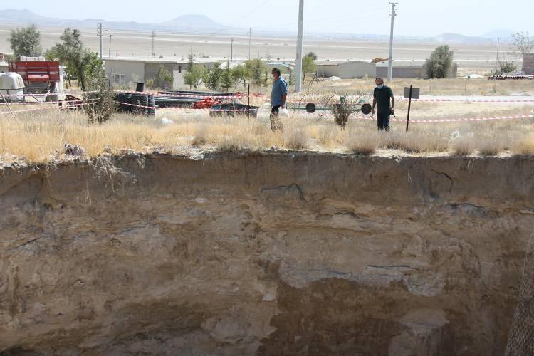 <div>Bugüne kadar daha çok tarım arazisinde ortaya çıkan obruklar, her geçen gün yerleşim merkezlerine daha da yaklaşmaya başladı.</div>
<div> </div>
