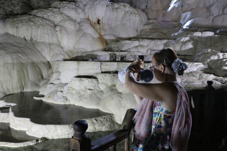<p>Denizli kent merkezine 30 kilometre uzaklıktaki Honaz il&ccedil;esinin Kaklık Mahallesi'nde yer alan, i&ccedil;inde termal su havuzlarının bulunduğu mağara, 2002'den bu yana turizme hizmet veriyor.&nbsp;</p>

<p>&nbsp;</p>
