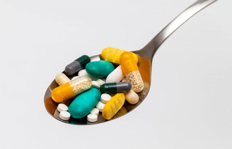 <p>1 adet topikal antiviral ilaç</p>