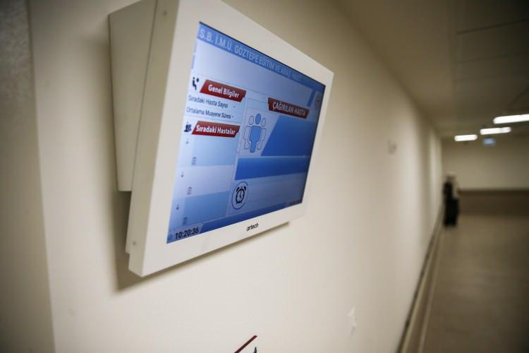 <p>Hastanenin ilk etabında 385 deprem izolatörü yer alıyor. İkinci fazının tamamlanmasıyla kapasitesi daha da artacak olan hastanede yatak sayısı 1110'a, ameliyathane solunu 28'e, poliklinik oda sayısı 239'a, yoğum bakım yatak sayısı 144'e, izolatör sayısı 503'e yükselecek. Ayrıca ikinci fazla ile birlikte 38 doğum salonu da hizmete alınacak.</p>