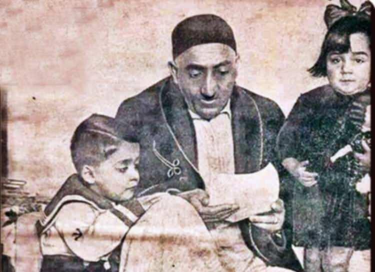 <p>Naşit Özcan, 1886 yılında İstanbul'da doğdu. Oyunculuktaki yeteneğiyle Muzıka-i Humayun'a girdi. Buradaki yeteneğiyle de Saray Ortaoyunu takımına alındı. İlk tuluat hocası Abdi Efendi oldu.</p>
