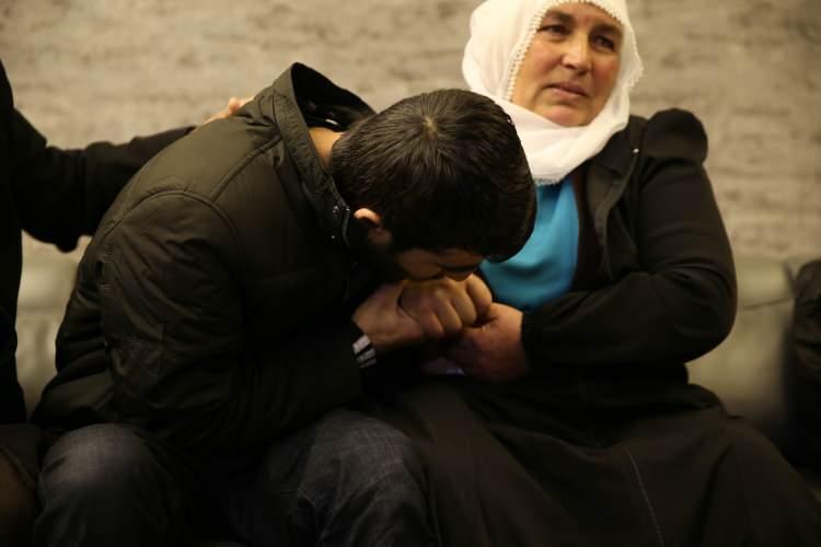 <p><strong> Evlat hasretleri sona erdi</strong></p>
<p>Evlat nöbeti tutan baba Nizamettin ve anne Aslıhan Eşrefoğlu, 11 Şubat 2020'de güvenlik güçlerine teslim olan oğlu Hüseyin'e 5 yıllık hasretin ardından sarıldı.</p>