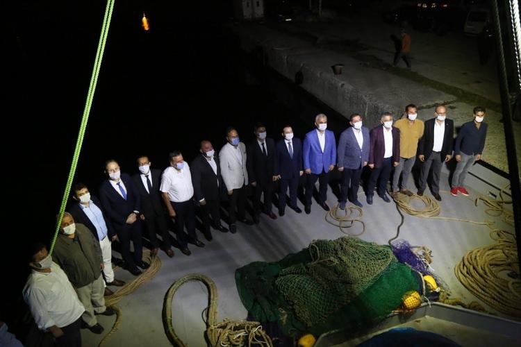 <p>Kastamonu'da 2020-2021 Su &Uuml;r&uuml;nleri Av Sezonu A&ccedil;ılışı dolayısıyla Karadeniz kıyısındaki &Ccedil;atalzeytin il&ccedil;esinde t&ouml;ren d&uuml;zenlendi. T&ouml;renin ardından Kastamonu Valisi Avni &Ccedil;akır (sağ 6), protokol &uuml;yeleri ile birlikte AG Su &Uuml;r&uuml;nleri teknesiyle denize a&ccedil;ıldı.</p>

<p>&nbsp;</p>
