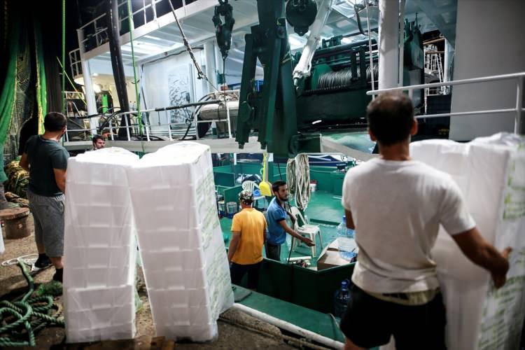 <p>Denizlerde av yasağının bu gece sona erdi. İstanbul'daki balık&ccedil;ılar, son hazırlıklarını yaparak denize a&ccedil;ıldı.</p>

<p>&nbsp;</p>
