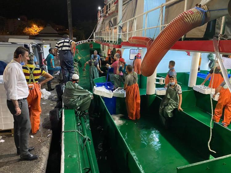 <p>Tekneleriyle denize açılan balıkçılar, sabahın ilk ışıklarıyla Balıkesir Büyükşehir Belediyesi (BATAŞ) Tarım Ürünleri AŞ Bandırma Su Ürünleri Hali'ne kasa kasa balıklarla döndü.</p>