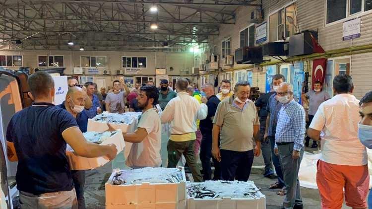 <p>Hale ilk gelen teknelerdeki 3 bin kasa sardalya, kasası 200-250 liradan satıldı.</p>
