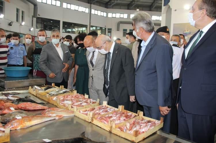<p>İzmir Valisi Yavuz Selim Köşger, İzmir İl Jandarma Komutanı Hüseyin Hilmi Atabay, İzmir Büyükşehir Belediye Başkanı Tunç Soyer ve eşi Neptün Soyer, İzmir Büyükşehir Belediyesi Genel Sekreteri Buğra Gökçe, Ege ihracatçı Birlikleri Başkanı Jak Eskinazi, İzmir Ticaret Odası Başkanı Mahmut Özgener, İzmir Balıkçı İşadamları Derneği Başkanı Mehmet Şahin Çakan ve İzmir Esnaf ve Sanatkarlar Odaları Birliği Başkanı Zekeriya Mutlu da, sezonun ilk gününde balık halini ziyaret etti. Korona virüs tedbirleri kapsamında sosyal mesafeye uyulduğu görülürken, balıkçılar da maskelerini takarak çalıştı.</p>

<p> </p>
