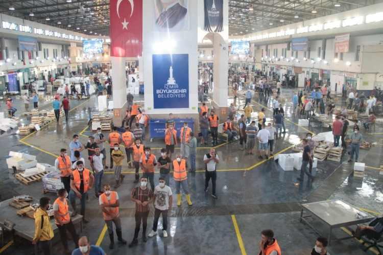 <p>İzmir Valisi Yavuz Selim Köşger, “Bereketli bir sezon geliyor. Ege demek, bereket demek. Allah buraya bereket vermiş. Her taraftan bereket fışkırıyor. Toprağından, denizinden bereket fışkırıyor. İnşallah bu sene son derece güzel bir geçecektir. Bütün arkadaşlara başarılar diliyorum” dedi. Balıkçılar ise av yasağının kalkmasıyla rahat bir nefes aldıklarını, bu sezonun bereketli geçeceğini, ilerleyen günlerde balık fiyatlarında daha fazla düşüş olacağını söyledi.</p>
