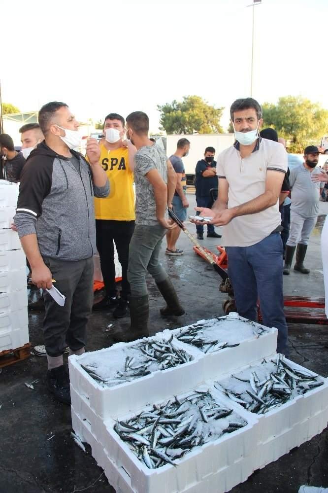 <p>Gece yarısı itibariyle av yasağı kalktı, su ürünleri av sezonu bereketiyle açıldı. Balıkçılar aylardan sonra ilk ağlarını denizle buluştururken, balık hallerinde de hareketlilik vardı. </p>

