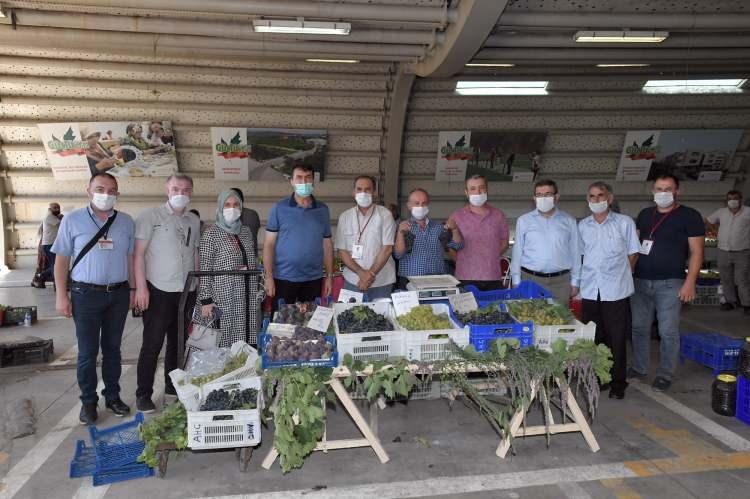 <p>Pazarda satıcı ve alıcılar, sosyal mesafe, maske ve temizlik kuralına dikkat ederken, zabıta ekipleri de bu konuda sık sık hatırlatmada bulundu.</p>
