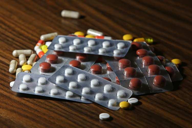 <p>Bakan Selçuk, vatandaşların ilaçları Sosyal Güvenlik Kurumu ile sözleşmeli eczanelerden temin edebileceklerine işaret ederek, "İlaçların hastalarımıza şifa olmasını temenni eder, vatandaşlarımıza sağlıklı bir ömür dilerim." ifadelerini kullandı.<br />
<br />
<strong>SUT'ta yapılan düzenleme ile geri ödeme listesine alınan ilaçlar şöyle:</strong></p>

<p> </p>
