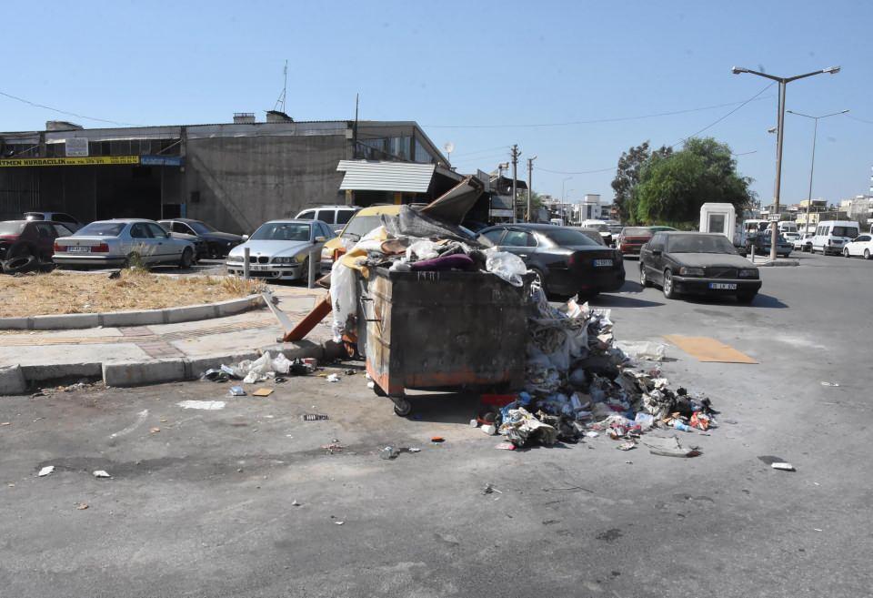 <p>Otomobil yedek parça işinde çalışan Göktuğ Özçınar, çöp sıkıntısının 10 gündür devam ettiğini belirterek, "İzmir'e yakışmayan bir görüntü. </p>
