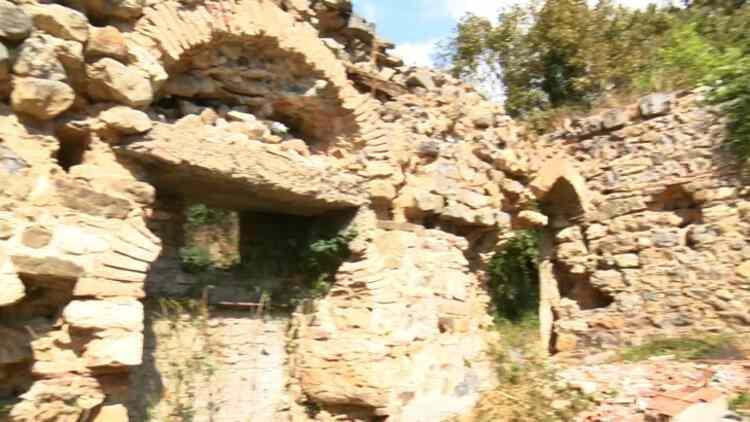 <p><strong>"HER YERİNİ SÖKTÜLER, DAĞITTILAR, KIRDILAR, ALTIN ARADILAR" </strong><br />
<br />
Mahalle sakini Engin Tulum da "İçler acısı. Zamanında burası kiliseymiş. Bir yangın çıktı bu hale geldi. Herkes taşlarını söktü, mermerlerini sattılar.</p>
