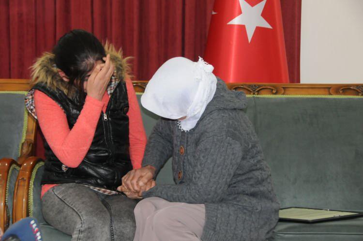 <p>Diyarbakır'ın Çınar ilçesinden gelerek oturma eylemi yapan ağabey Mehmet Nur ile annesi Cahide Alkan, 5 yıl önce 16 yaşında dağa kaçırılan kardeşi Mehmet Emin Alkan'a 27 Şubat 2020'de kavuştu.</p>
<p> </p>