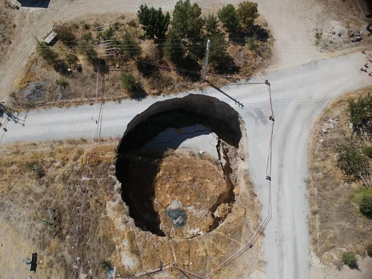 <div>Konya Teknik Üniversitesi (KTÜN) Jeoloji Mühendisliği Bölüm Başkanı ve Jeoloji Mühendisleri Odası Konya Şube Başkanı Prof. Dr. Fetullah Arık, AA muhabirine, resmi olmayan kaynaklara göre son birkaç yıl içinde bölgede 60-70 obruk oluştuğunu bildirdi.</div>
<div> </div>