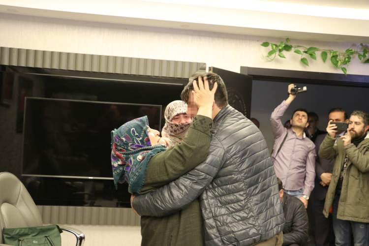 <p>Türkiye'nin dört bir yanından büyük destek gören eylemi yapan aileler, yaz, kış, kar, yağmur, koronavirüs salgını ve tehditlere rağmen oturma eyleminden vazgeçmedi.</p>
<p> </p>