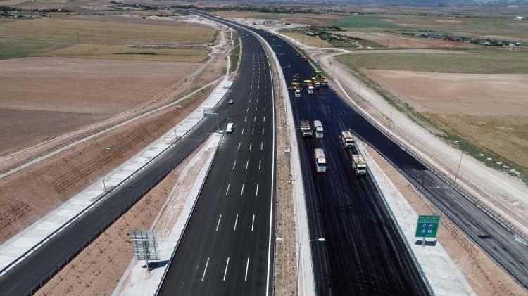 <p>Akbaş, Ankara- Niğde Otoyolu’nun hizmete girmesinden itibaren Ankara tarafından ilk 13 kilometrelik kesimin de ücretsiz olacağını bildirdi. </p>
