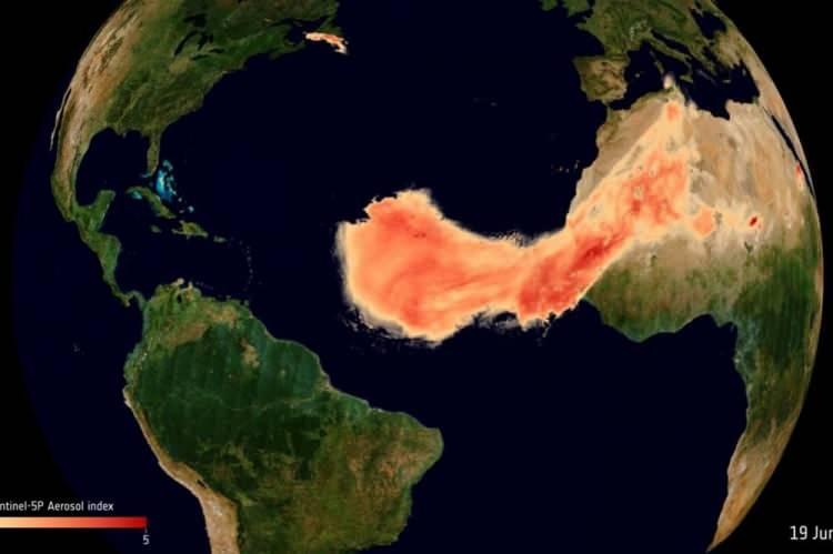 <p><strong>DEVASA TOZ BULUTU UZAYDAN GÖRÜNTÜLENDİ</strong><br />
<br />
Afrika'da Sahra Çölü'nden rüzgarla sürüklenen kum tanelerinden oluşan dev toz buluntu ABD'nin güney sahillerine ulaştmıştı. Yaklaşık 8 bin kilometre yol kateden toz bulutunun yolculuğu Avrupa Uzay Ajansı'nın (ESA) Kopernik Gözcü-5P uydusu tarafından görüntülendi.</p>