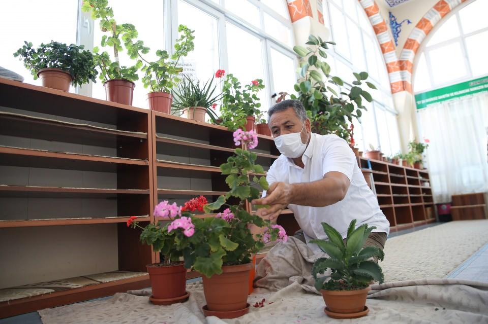 <p>Beyazşehir Mahallesi'ndeki Ahmet &Ouml;zderici Camisi imamı Yılmaz tarafından yetiştirilen ve girişteki ayakkabılık &uuml;st&uuml;nde, duvarda ve pencere kenarlarında yer alan &ccedil;i&ccedil;ekler dikkati &ccedil;ekiyor.&nbsp;</p>

<p>&nbsp;</p>
