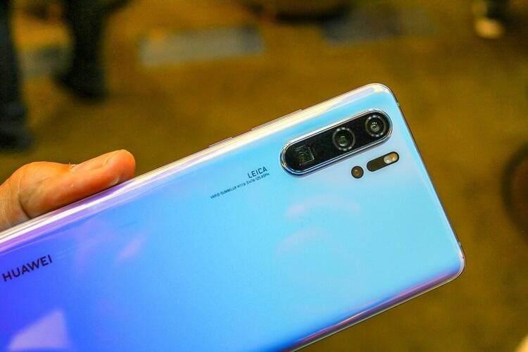 <p><strong>Huawei P30 Pro </strong><br />
<br />
Ekranı: 6.47 inç</p>

<p>Ekran Çözünürlüğü: 1440 x 3200 piksel</p>

<p>İşlemci: Kirin 980 (7 nm)</p>

<p>Bataryası: 4200 mAh</p>
