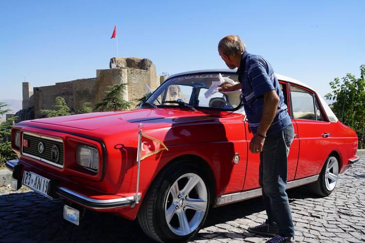 <p>Elazığ’da bir kişi, bin liraya hurda olarak aldığı 1974 model Anadol marka araca 15 bin lira masraf ederek muhteşem bir otomobil haline getirdi, 50 bin TL’ye almak için müşteri çıkanları da geri çevirdi.<br />
</p>