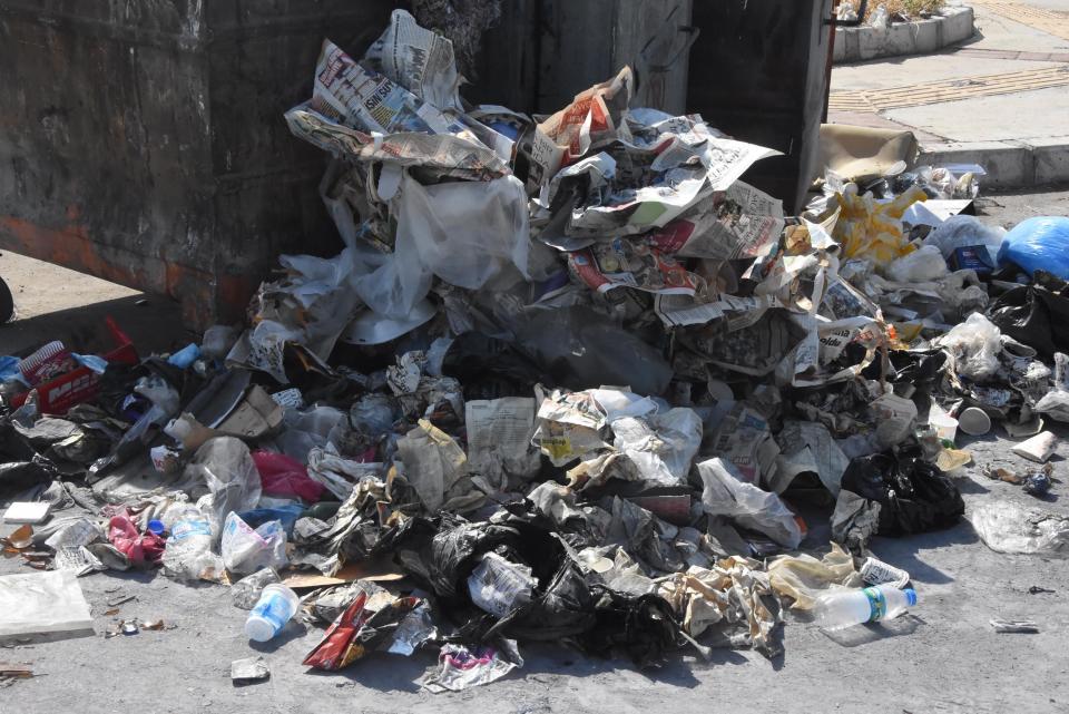 <p>Belediyeyi arıyoruz, cevap vermiyorlar. Geri dönüş sağlanmıyor. Çöpler kokuyor, dükkanlarda fareler oluyor. Uğraşıyoruz. Müşteri kaybı yaşıyoruz. Esnaf olarak belediyenin biraz daha iyi çalışıp, esnafı düşünmesini istiyoruz. Yollar ve kaldırımlar çok kötü. Her yer çukur" diye konuştu.</p>
