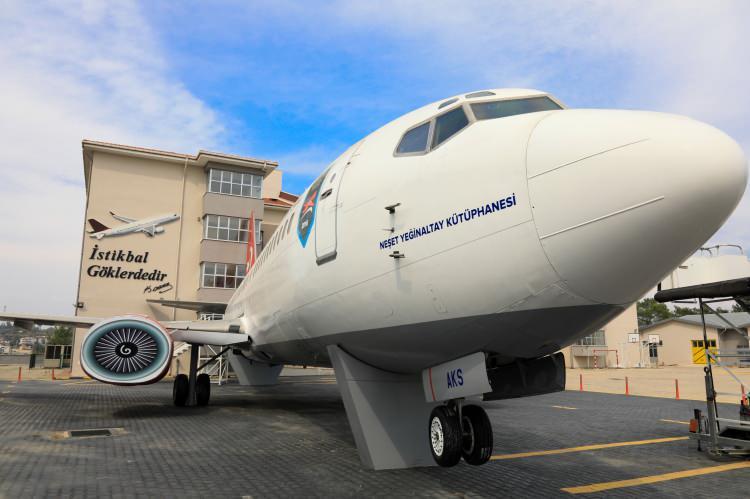 <p>4 yıl &ouml;nce T&uuml;rkiye'nin ilk tematik meslek lisesi olarak a&ccedil;ılan Aksu U&ccedil;ak Bakım Teknolojileri Mesleki ve Teknik Anadolu Lisesi, havacılık alanındaki projeleriyle yoluna devam ediyor.&nbsp;</p>
