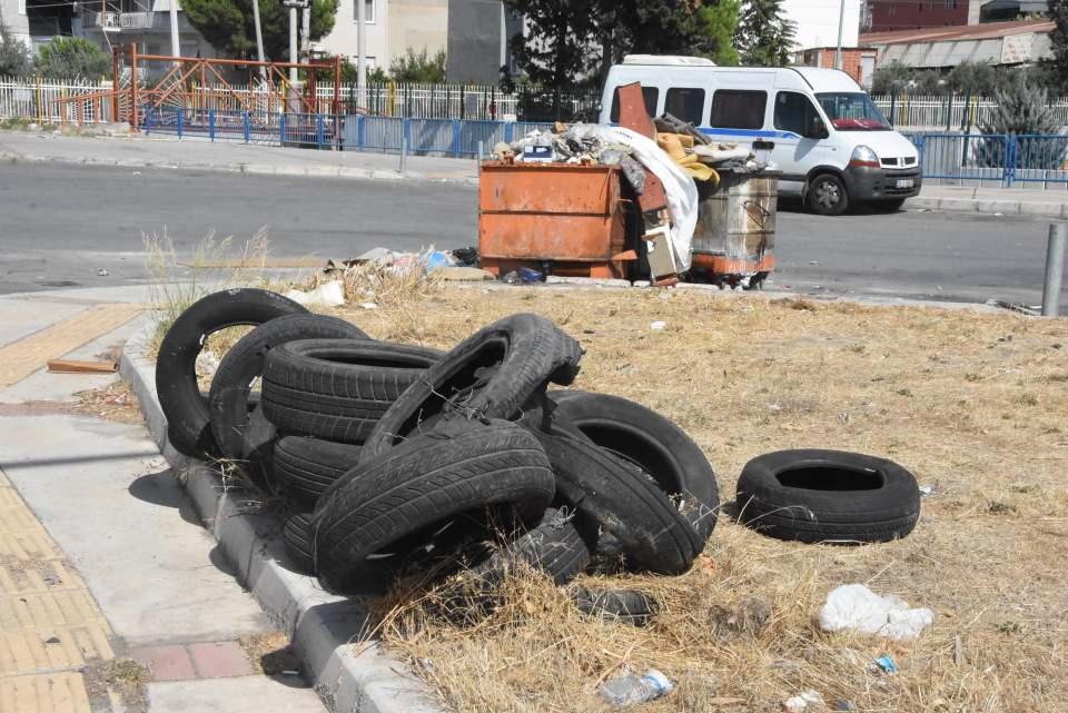 <p>Tekrar fotoğraf attık, yine geldiler. Ama burası sanayi olduğu için sık sık toplanması gerekiyor. Her gün gelmeleri lazım. Dışarı taşıyor. Burası bir yaşam alanı. Sıkıntı yaşıyoruz. Çöplerin birikmesi sağlık açısından zararlı. İş yerimizin yanındaki çim kısım sürekli çöp doluyor. </p>
