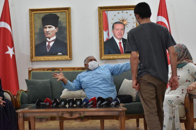 <p><strong>Bedensel engelli baba uğruna eylem yaptığı oğluna kavuştu</strong></p>

<p>Oturma eylemi yapan bedensel engelli baba Cemal Ertaş ise jandarmanın ikna çalışması sonucu güvenlik güçlerine teslim olan oğlu Ramazan Ertaş'a (20) 8 aylık hasretin ardından 9 Temmuz 2020'de kavuştu.</p>
