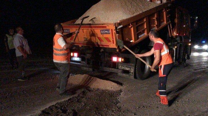 <p>Karayolunun traktörün arkasına bağlanan pulluk ile sürüldüğü şüphesi üzerine jandarma trafik ve asayiş timleri, traktör sahibi A.Ş.’yi 5 kilometre uzaklıkta tarlasında çift sürerken buldu.</p>
<p> </p>