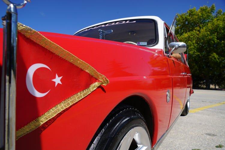 <p>Daha sonra özenle bakımları yapılan 46 yaşındaki otomobil, rengi ve görselliği ile herkesin dikkatini çekmeye başladı. </p>