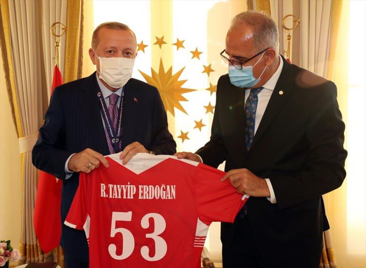 <p>Milli takım teknik heyeti de Erdoğan'a şampiyonluk madalyası ile takım oyuncularının imzaladığı voleybol topunu hediye etti.</p>
