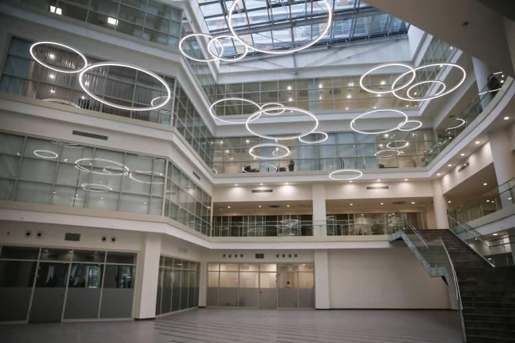 <p>Yarım asra yakındır şifa dağıtan İstanbul Medeniyet Üniversitesi Göztepe Eğitim ve Araştırma Hastanesi, yarın ilk etabı hizmete alınacak yeni binasıyla şehir hastanesi statüsüne kavuşacak. </p>