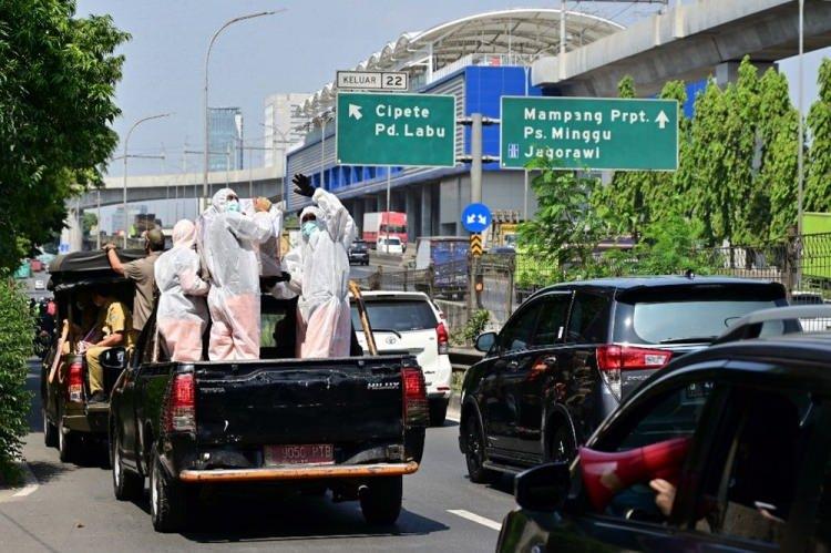 <p>Corona virüs salgınında maskenin öneminin anlaşılması için Cakarta ilginç bir uygulama deniyor.</p>