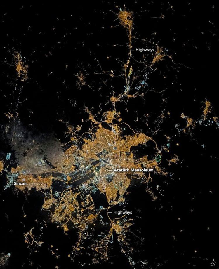 <p><strong>NASA'DAN 'ANKARA' PAYLAŞIMI</strong><br />
<br />
Amerikan Havacılık ve Uzay Dariresi (NASA) Başkent Ankara'yı yörüngeden görüntüledi. Uluslararası Uzay İstasyonu'ndan (ISS) çekilen fotoğrafta, şehrin merkezine, Anıtkabir’e ve başkenti çevreye bağlayan otoyollara dikkat çekildi.</p>