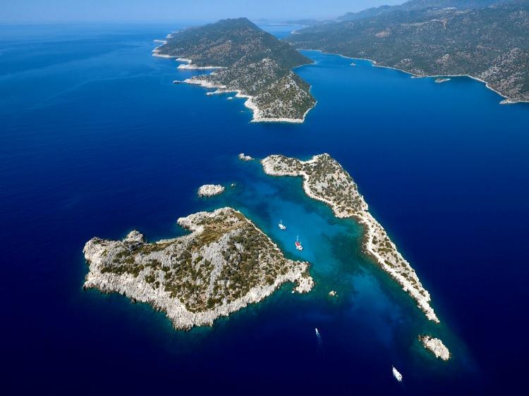 <p>Kekova'ya ulaşım Demre'nin Çayağzı Limanı, Üçağız Mahallesi'nden ve Kaş'tan teknelerle sağlanıyor. Kekova bölgesini normal zamanlarda yaklaşık 1 milyona yakın yerli ve yabancı turistin ziyaret ettiği biliniyor.</p>
