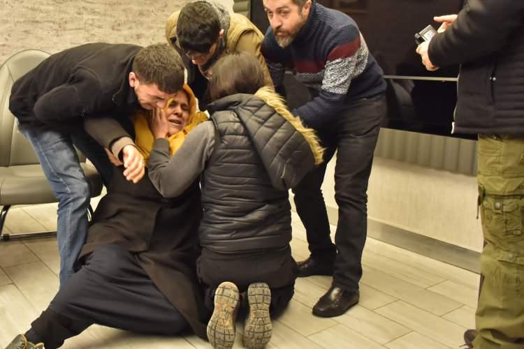 <p>Eyleme katılan annelerden Hüsniye Kaya'ya ise müjdeli haber 26 Aralık 2019'da verildi. Mekiye Kaya, terör örgütü PKK'nın Irak'ın kuzeyindeki kamplarından kaçarak güvenlik güçlerine teslim oldu. Kızına hasret kalan Kaya, 14 yaşındayken dağa kaçırılan ve teslim olan kızı Mekiye'yi bağrına bastı. Duygusal anların yaşandığı buluşmada anne Kaya, 5 yıllık ayrılığın ardından büyük özlem duyduğu kızına sarıldı, gözyaşı döktü.</p>

<p> </p>
