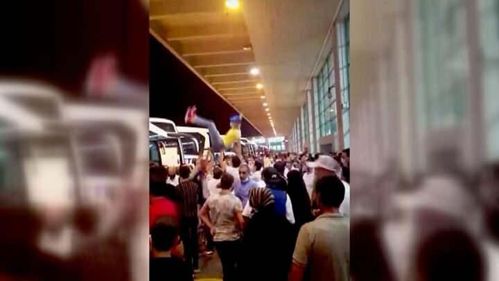 <p>Peronlarda ve terminal önünde eğlence yapan kişiler, askerleri omuzlarda taşıyıp havaya fırlattı.</p>