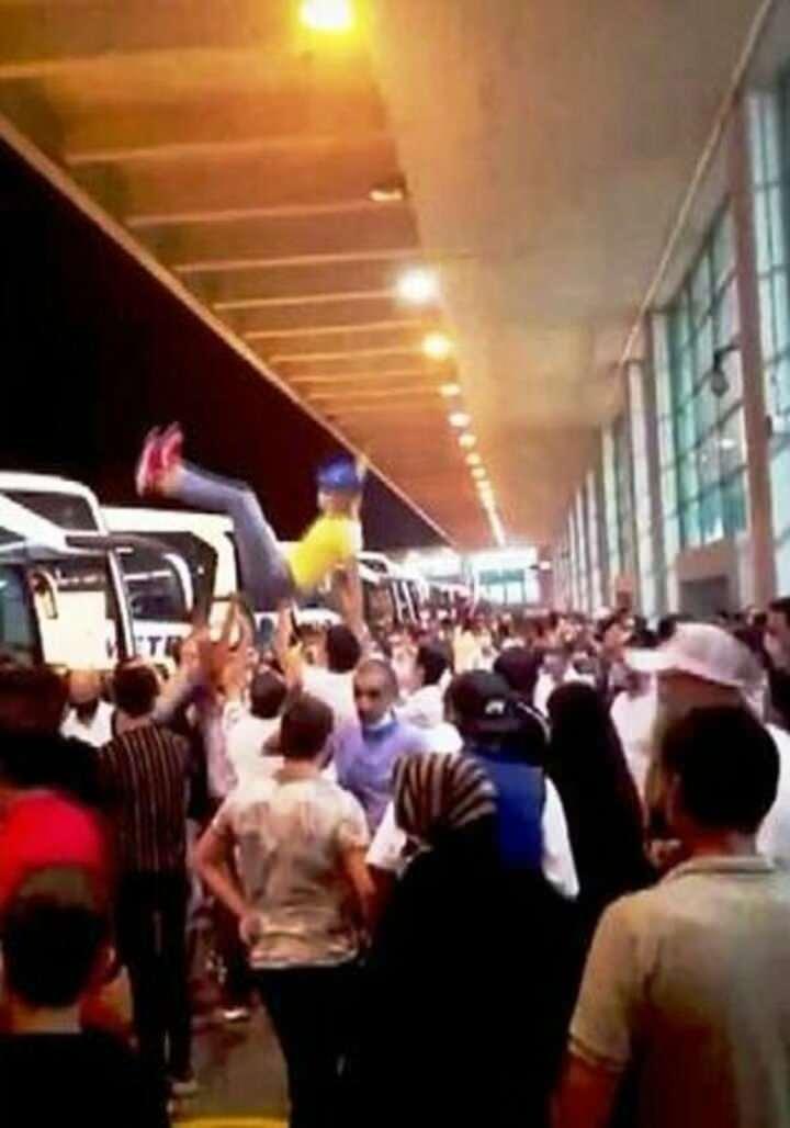 <p>Uğurlama nedeniyle terminal içinde ve çevresinde yoğunluk meydana geldi.</p>