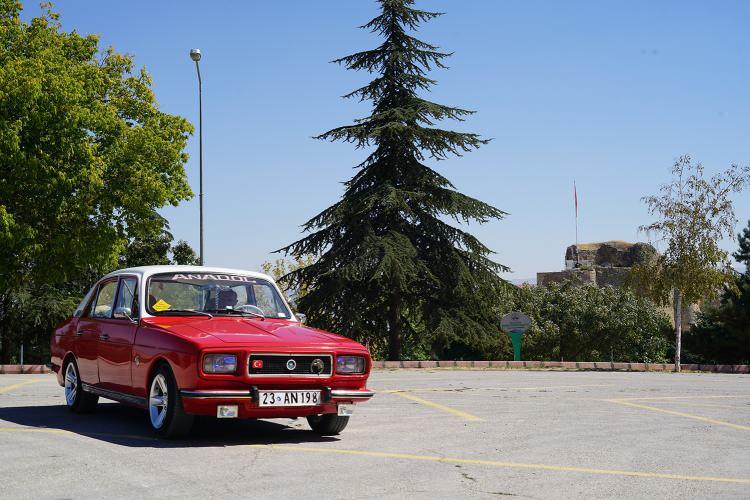 <p> Otomobilin orijinal parçalarına dokunmadan 15 bin lira masraf eden Ateş, aracı yürür duruma getirdi. </p>
