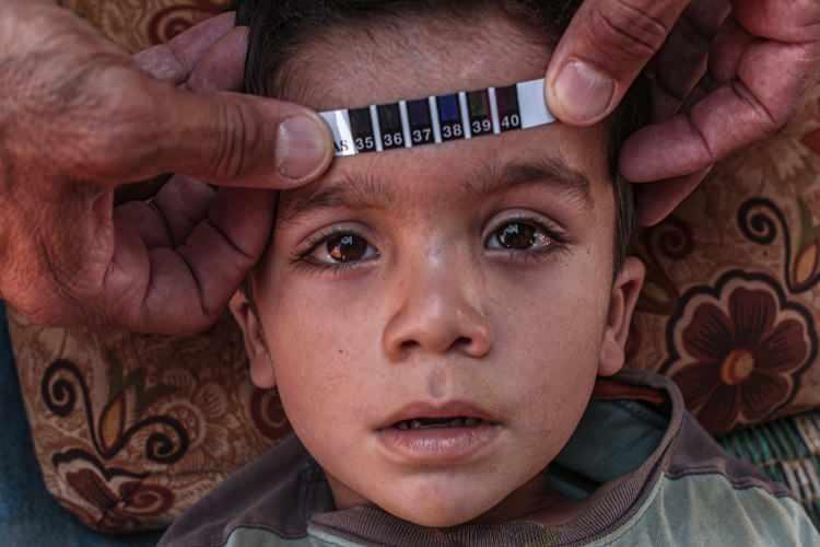 <p>Aşırı sıcaklardan bunalan çocuklar serinlemek için çareyi başlarından su dökmekte buluyor.</p>

<p> </p>
