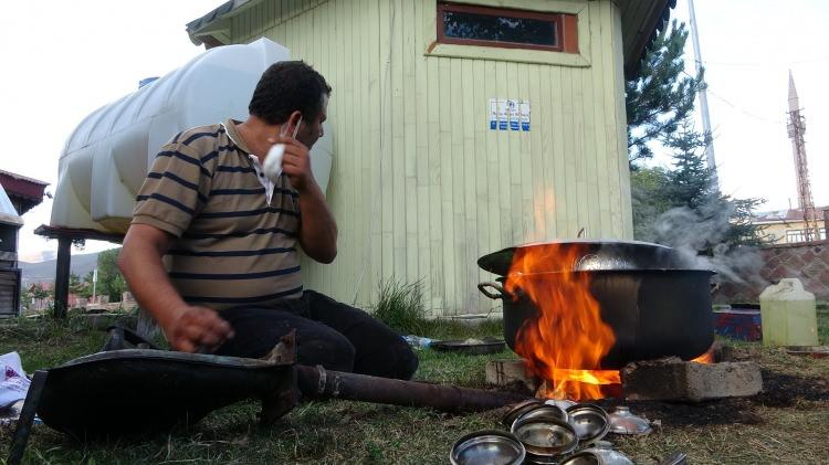 <p>Şaban Tokgöz ise, "Yok, olmaya yüz tutmuş bu mesleği yaşatmaya ve bakırı millete sevdirmeye çalışıyoruz. Bakır sağlık açısından çok sağlıklı ve krom, çelik, alüminyumla kıyaslanabilecek bir madde değildir. </p>