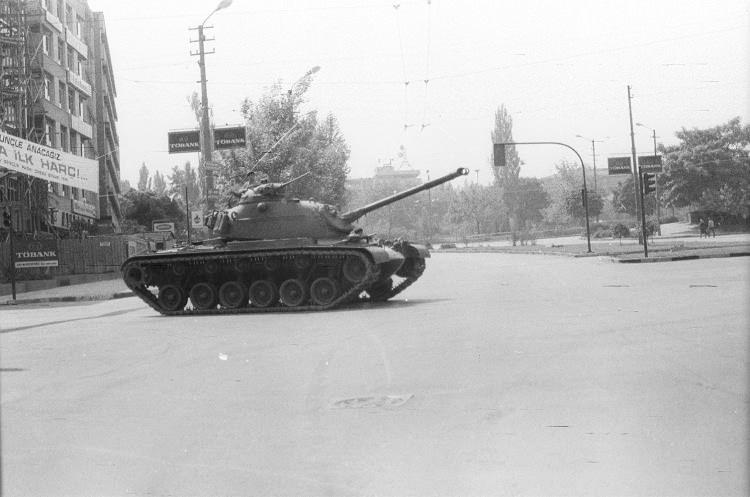 <p>TRT Radyosunda, 12 Eylül sabahı İstiklal Marşı'nın ardından çalınan Harbiye Marşı ve dönemin Genelkurmay Başkanı Orgeneral Kenan Evren imzalı Milli Güvenlik Konseyi "bir numaralı" bildirisinin okunmasıyla demokrasiye darbe resmen ilan edildi.<br />
<br />
<em>FOTOĞRAF: 12 Eylül 1980 sabahı sokağa çıkma yasağı ilan edildi.</em></p>
<p> </p>