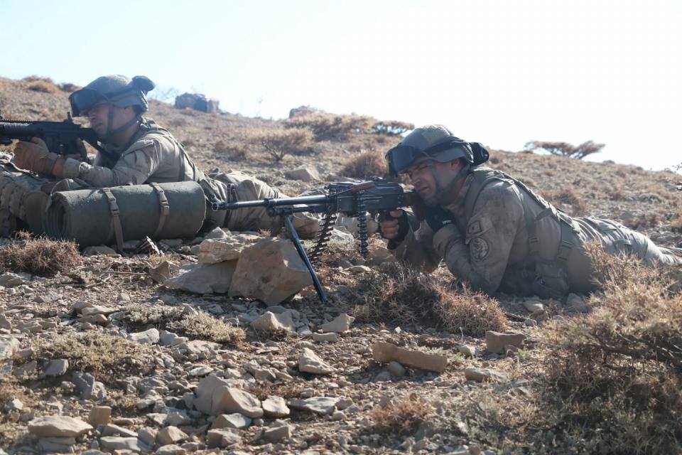 <p><strong>'TOPLAM 54 TERÖRİST ETKİSİZ HALE GETİRİLDİ'</strong></p>
<p>Öte yandan, yurt içinde terörün tamamen ortadan kaldırılmasına yönelik yürütülen 13 Temmuz 2020 tarihinde başlatılan Yıldırım 1-2-3-4-5-6-7-8-9-10 operasyonları kapsamında bugüne kadar toplam 54 terörist etkisiz hale getirildi, 24 işbirlikçi yakalandı, 112 mağara, sığınak ve depo imha edildi. Çok sayıda silah-mühimmat, gıda ve yaşam malzemesinin ele geçirildiği operasyonların halkın desteği ile inançlı ve kararlı olarak başarıyla devam ettiği kaydedildi.</p>